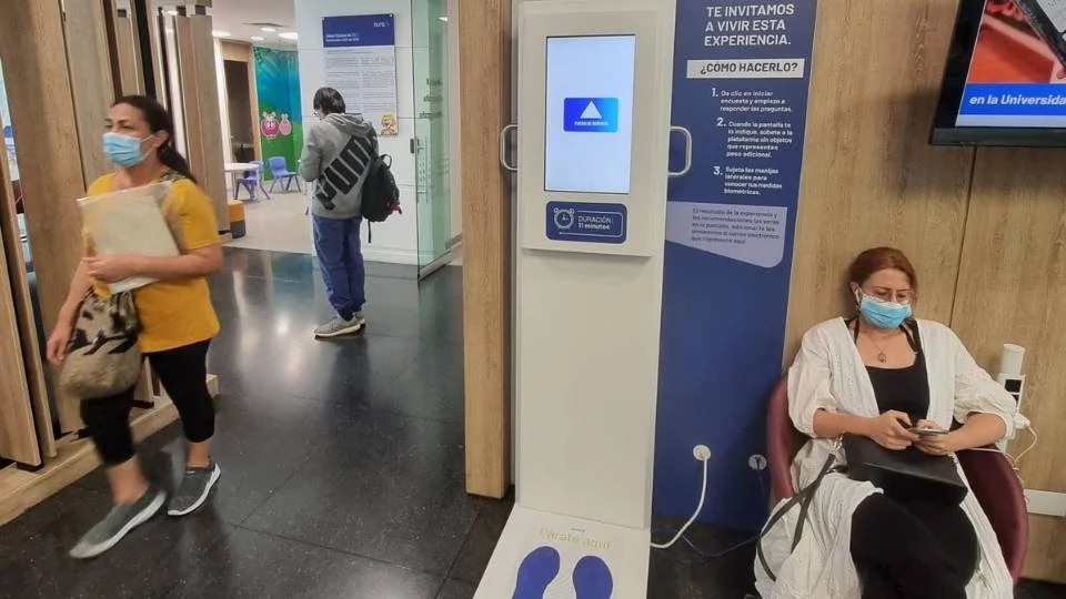 Totem interativo de medição biométrica projetado para enriquecer e aproveitar o tempo durante a experiência de espera